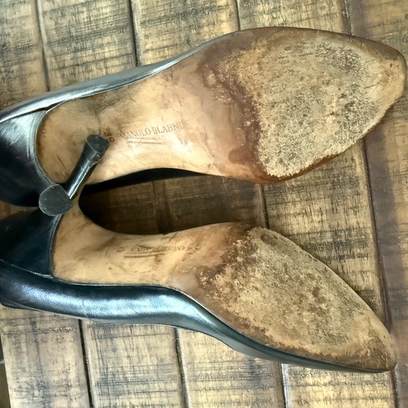 Manolo Blahnik Black Leather Pointed Toe Pumps – Classic, Well-Loved - Picture 3 of 4